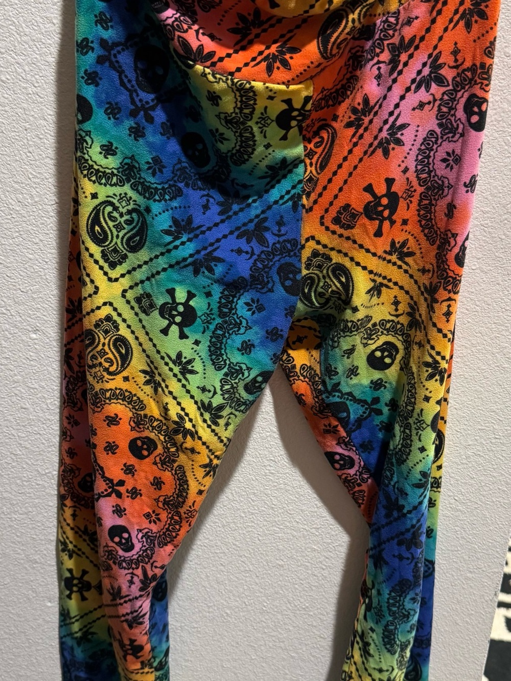No Boundaries Rainbow Bandana Skull Print Leggings - Multi